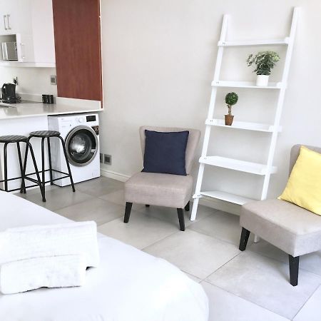 Appartamento Sandringham Bachelor Beach Road Bloubergstrand Esterno foto