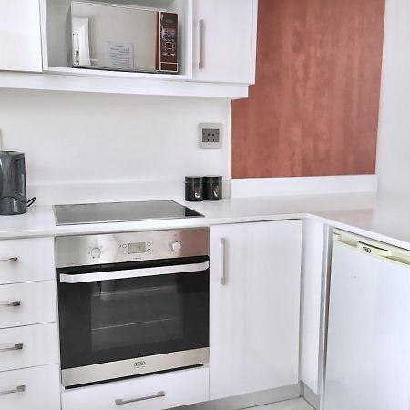 Appartamento Sandringham Bachelor Beach Road Bloubergstrand Esterno foto