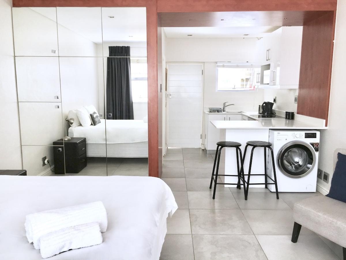 Appartamento Sandringham Bachelor Beach Road Bloubergstrand Esterno foto